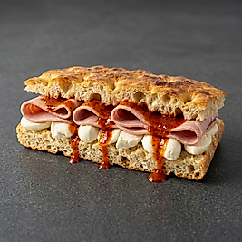 DANA JAMBON & MOZARELLA & PİRİ PİRİ SOSLU FOCACCIA SANDVİÇ