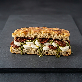 SUDA MOZARELLA & K. DOMATES & PESTO SOSLU FOCACCIA SANDVİÇ