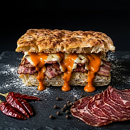 FÜME KABURGALI & MOZARELLA & BBQ SOSLU FOCACCIA SANDVİÇ