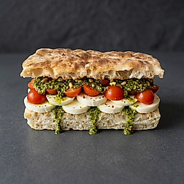 SUDA MOZARELLA & K. DOMATES & PESTO SOSLU FOCACCIA SANDVİÇ