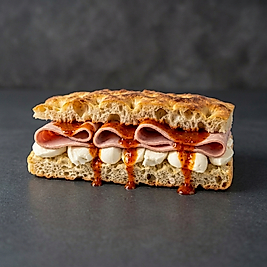 DANA JAMBON & MOZARELLA & PİRİ PİRİ SOSLU FOCACCIA SANDVİÇ