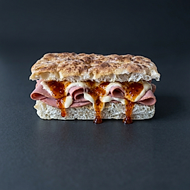 DANA JAMBON & MOZARELLA & PİRİ PİRİ SOSLU FOCACCIA SANDVİÇ