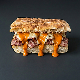 FÜME KABURGALI & MOZARELLA & BBQ SOSLU FOCACCIA SANDVİÇ