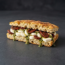 SUDA MOZARELLA & K. DOMATES & PESTO SOSLU FOCACCIA SANDVİÇ